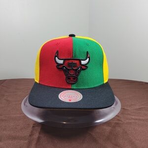 MITCHELL & NESS NBA Pinwheel CHICAGO BULLS Men’s Snapback Hat Red/Green/Yellow